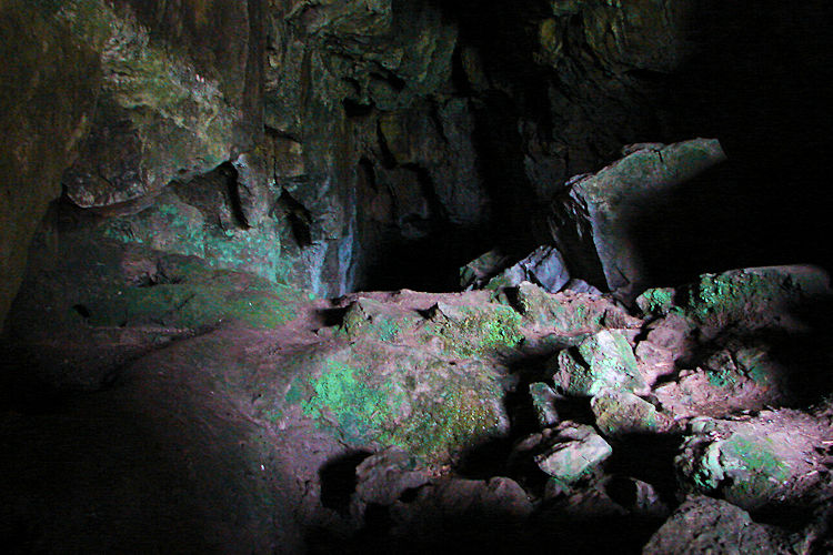 Spectacular colour in Victoria Cave