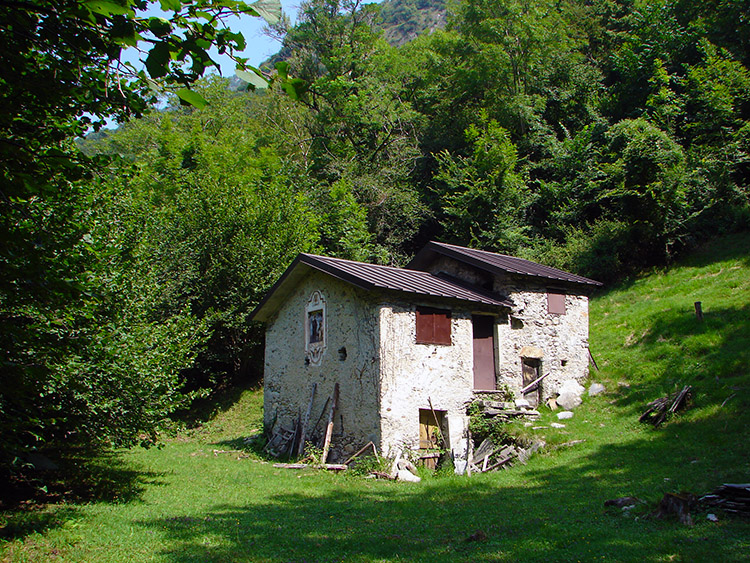 Derelict farmers huts in the pasture at Madri