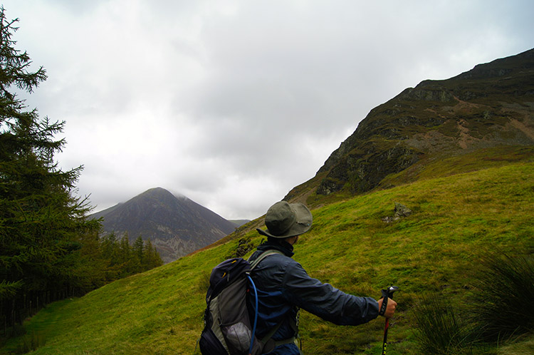 On the climb of Mellbreak with Grasmoor to the north