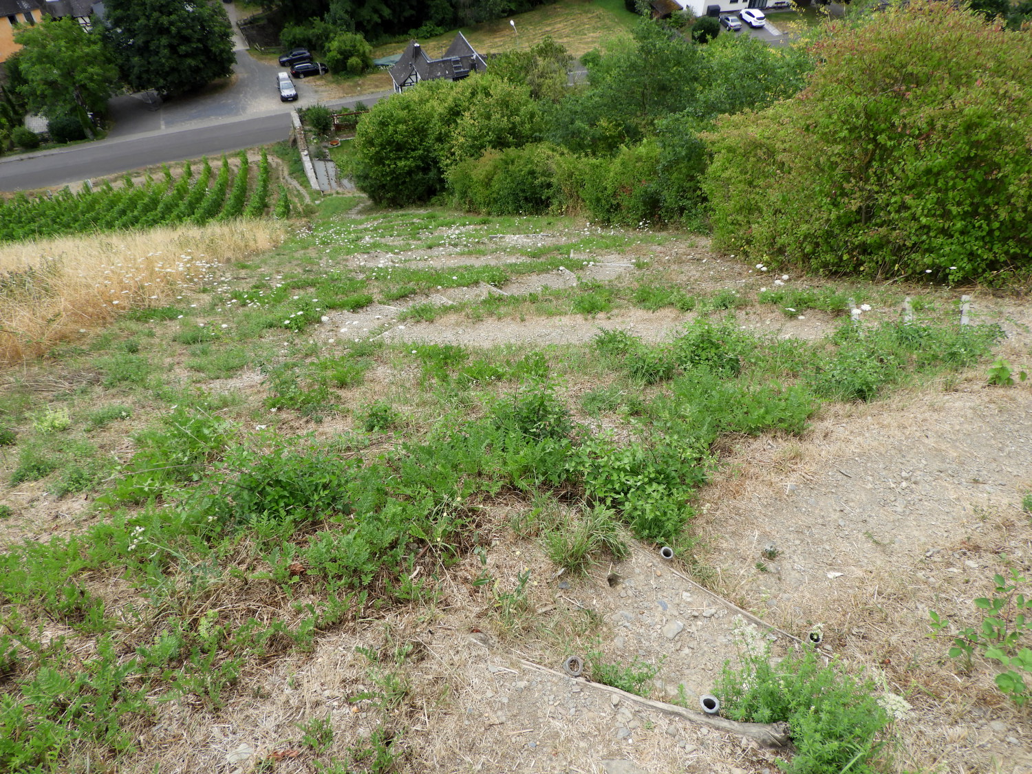 The steep zigzag descent to Grundelbach