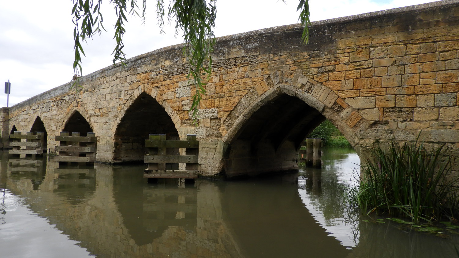 New Bridge spanning the River Thames