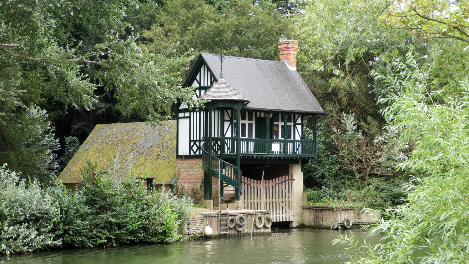 Posh boathouse near Wallingford