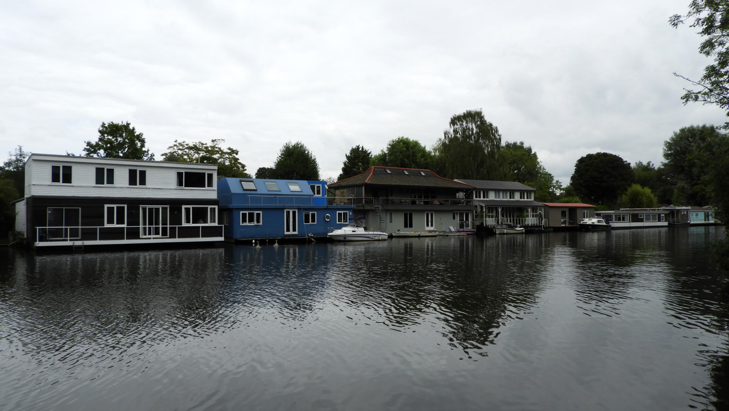 Posh Thames houseboats at Hurst Park