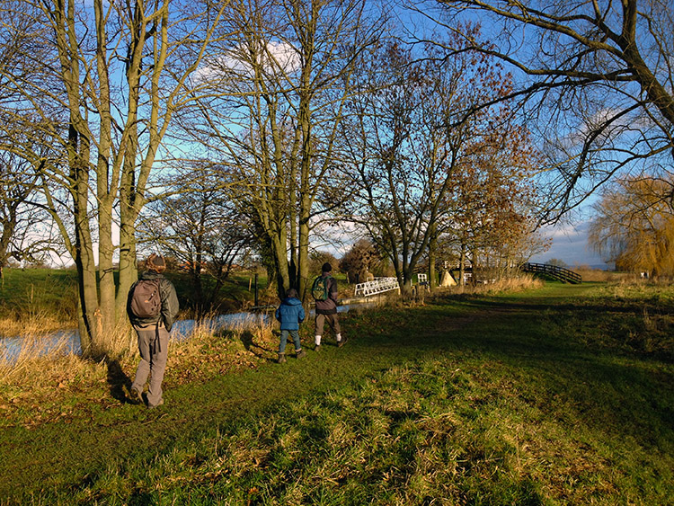 Walking towards the east lock on Milby Cut