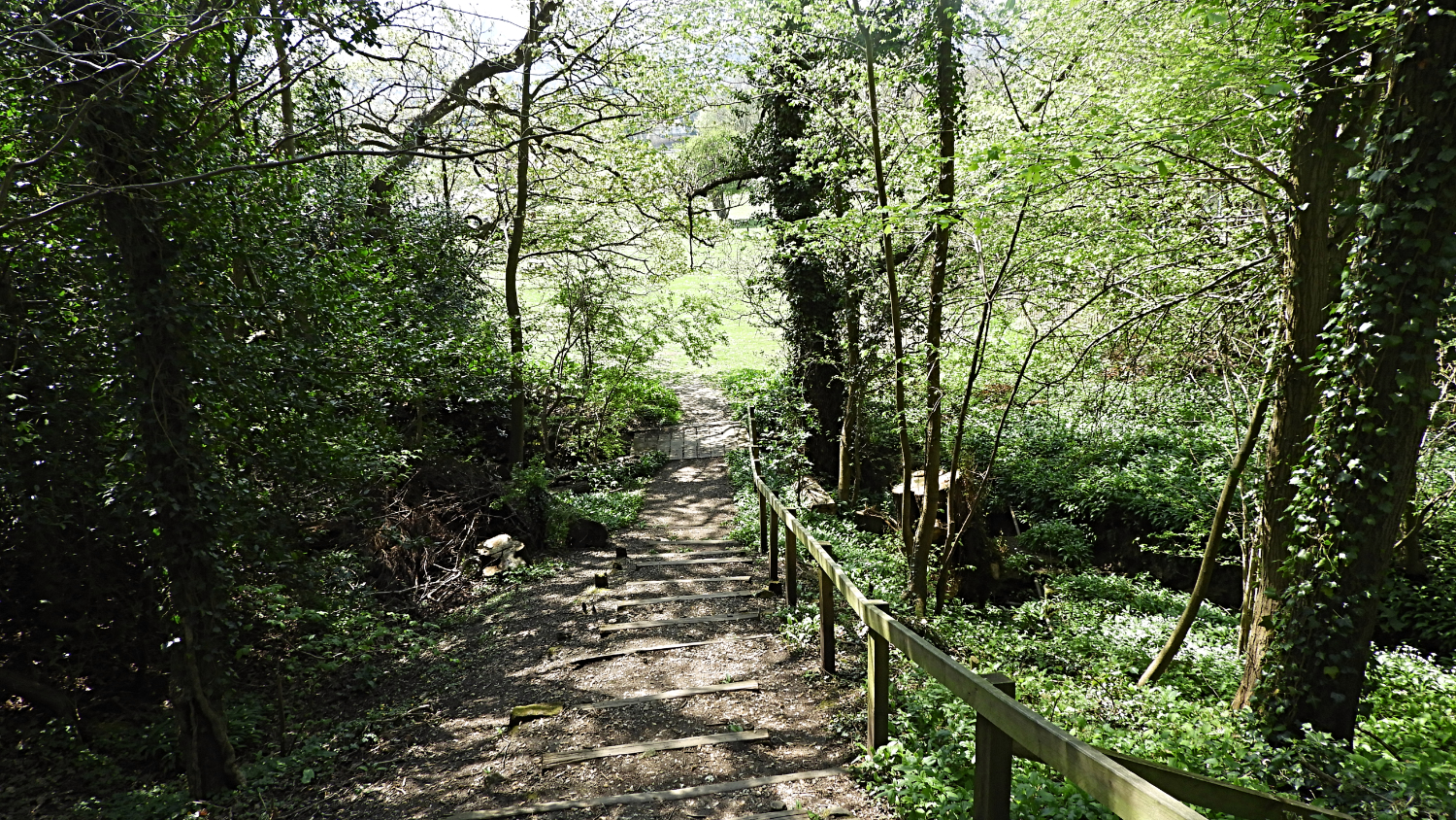 Path leading to Ilkley Pool and Lido