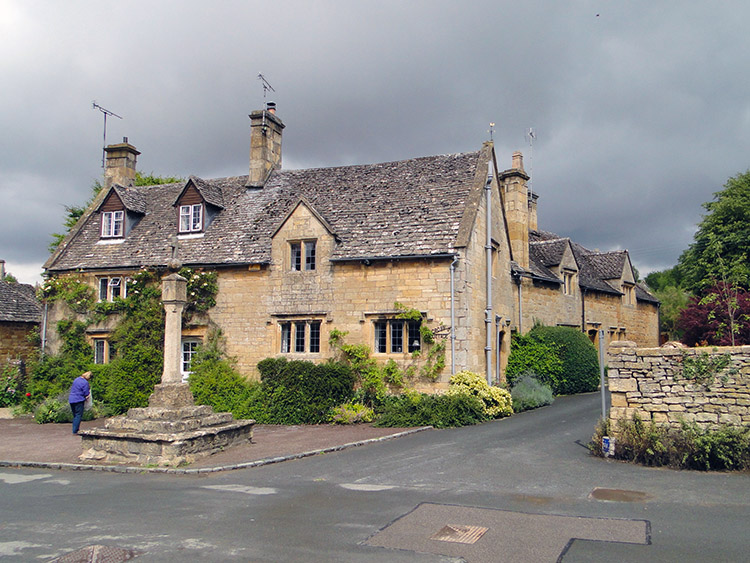 The village cross in Stanton