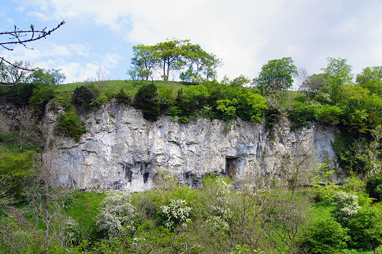 Blue Cliffs overshadow the Swale near Beldi Hill