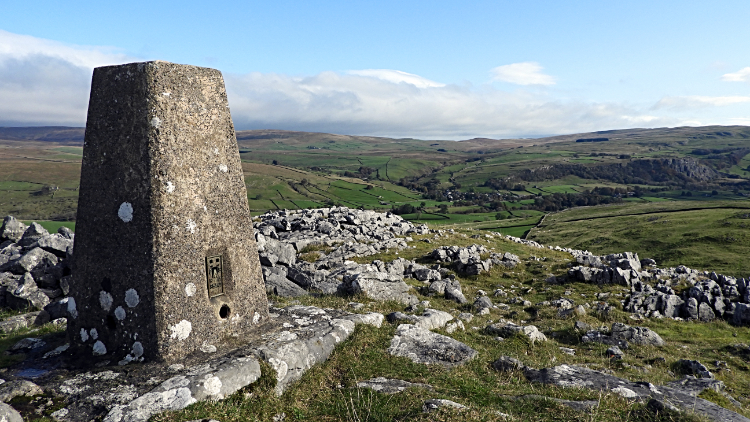 Trig pillar viewpoint on Smearsett Scar