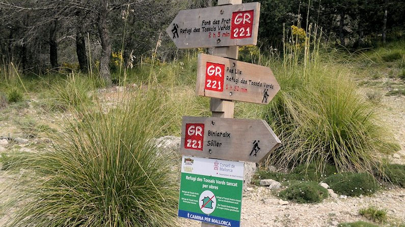 Wayposts on the Mallorca hiking trails are both informative and accurate
