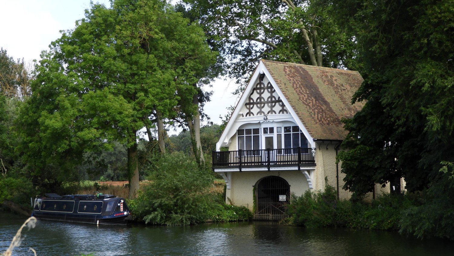 Boathouse and narrowboat near Sandford Lock