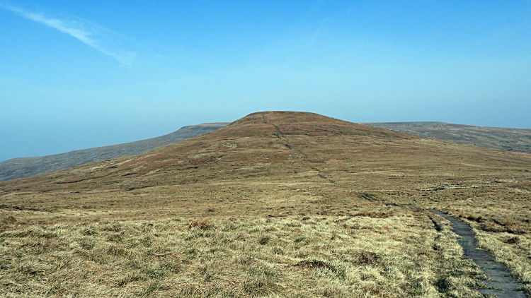 Following the path to Little Dun Fell