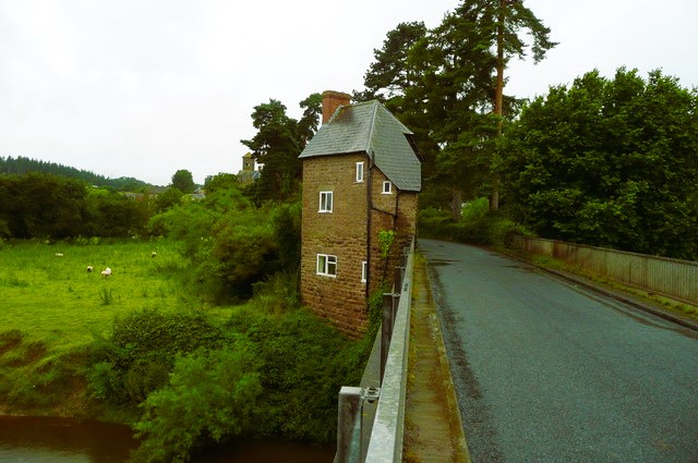 Hoarwithy Bridge and Tollhouse