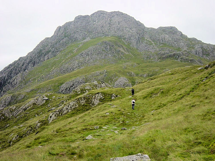 Heading towards Tryfan from Llyn Bochlwyd