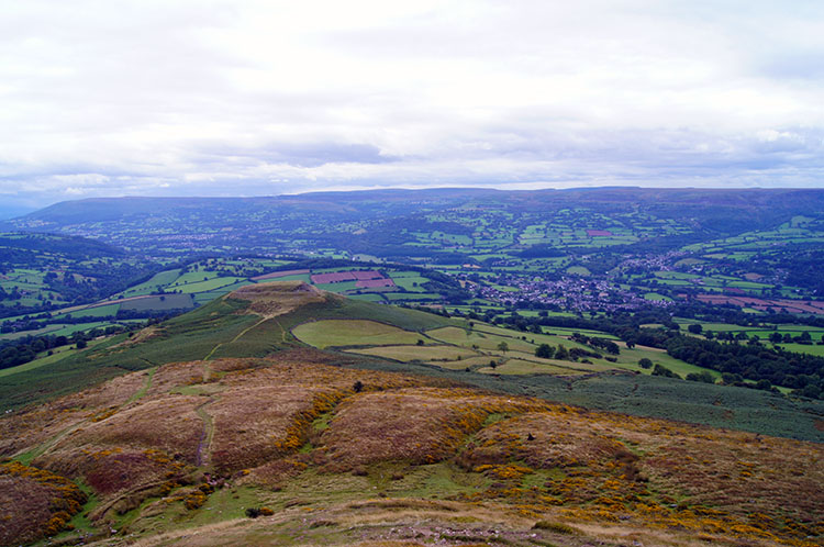 Walking from Pen Cerrig-calch to Table Mountain