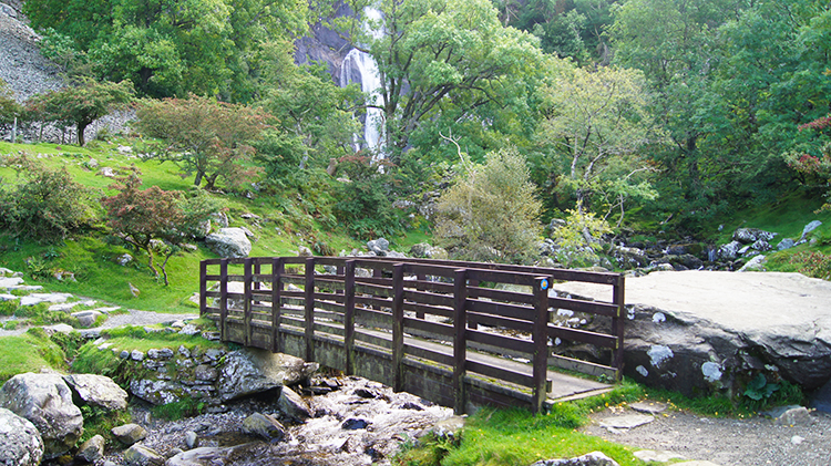 Footbridge across Afon Rhaeadr Fawr