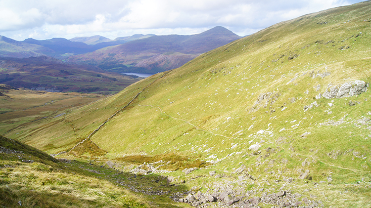 The descent to Llyn Llagi