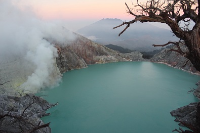 The strongest sulphuric lake on earth